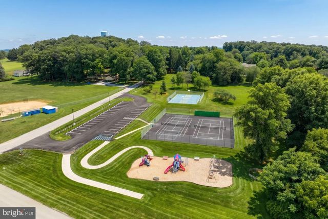 18 FERNDALE RD, Seven Valleys, PA 17360