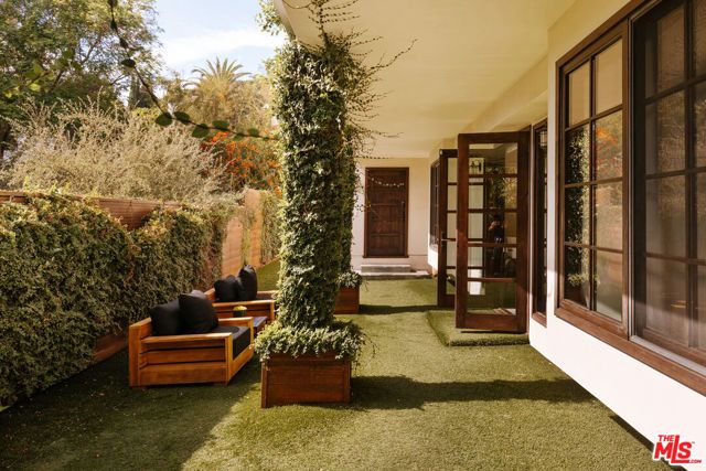 6280 Ivarene Avenue, Los Angeles, CA 90068