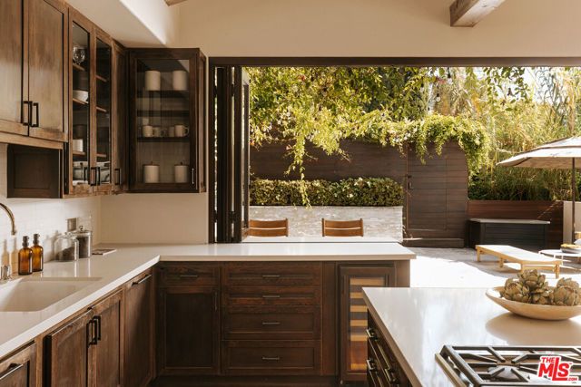 6280 Ivarene Avenue, Los Angeles, CA 90068