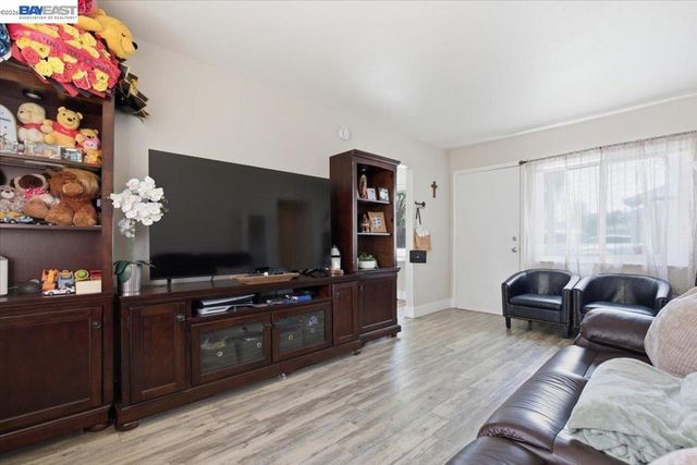 882 W Tennyson Rd, Hayward, CA 94544