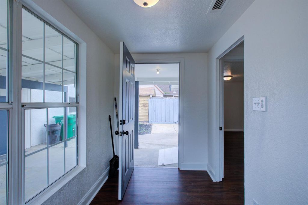 Image 5 of property listing at 1241 6th, Atwater, CA 95301