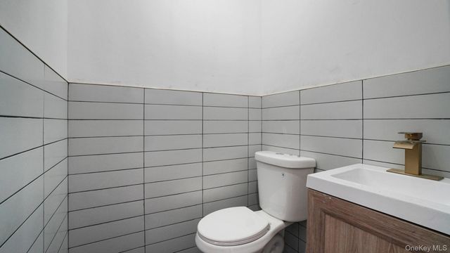 219 E 238th Street, Bronx, NY 10470