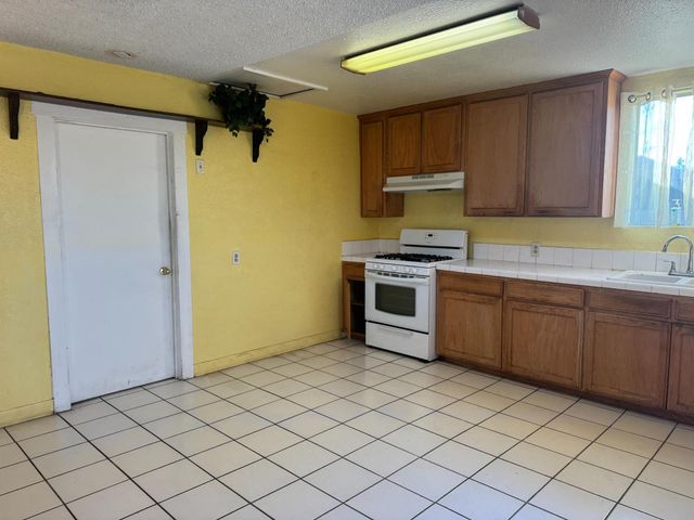 3061 Orchid Avenue, Sanger, CA 93657