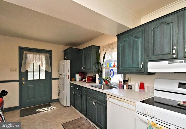 385 E MAGNOLIA DR, Morrisville, PA 19067