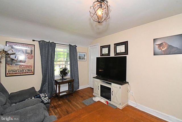 385 E MAGNOLIA DR, Morrisville, PA 19067