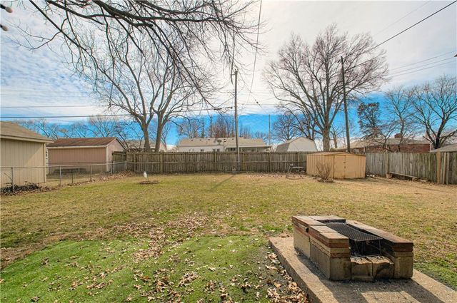 10409 E 26th Street S, Independence, MO 64052