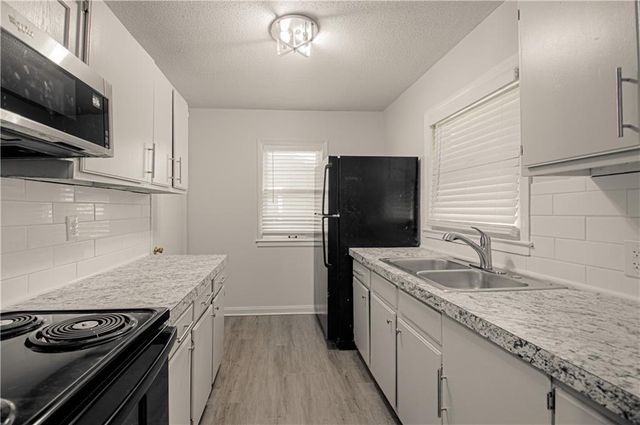 10409 E 26th Street S, Independence, MO 64052