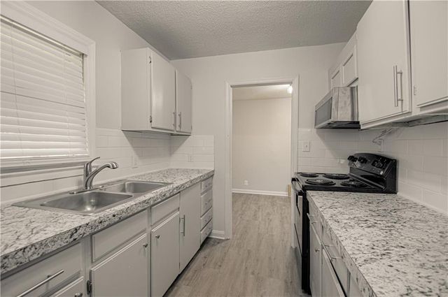 10409 E 26th Street S, Independence, MO 64052