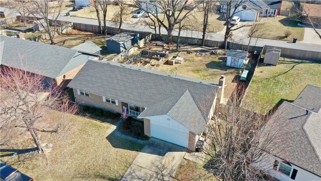 1227 W Countrywood Circle, Rogers, AR 72756
