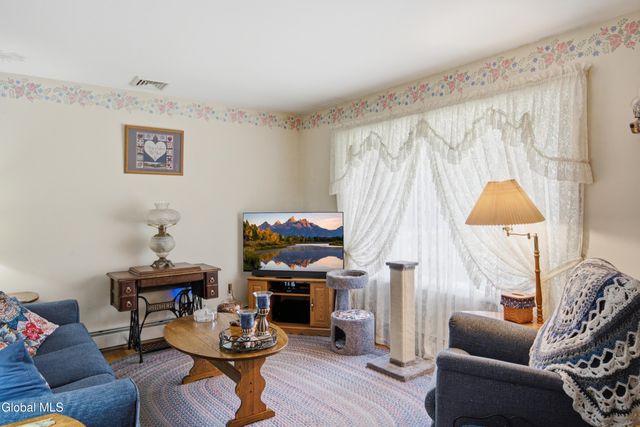 1684 Roma, Schenectady, NY 12306