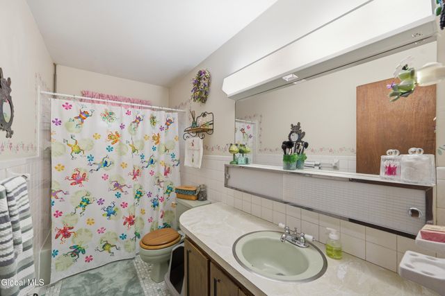 1684 Roma, Schenectady, NY 12306