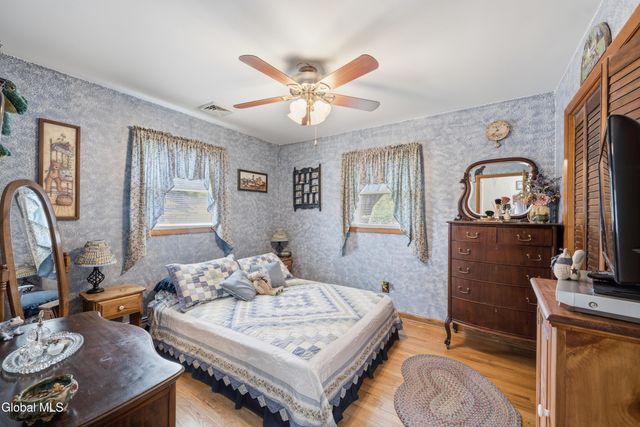 1684 Roma, Schenectady, NY 12306