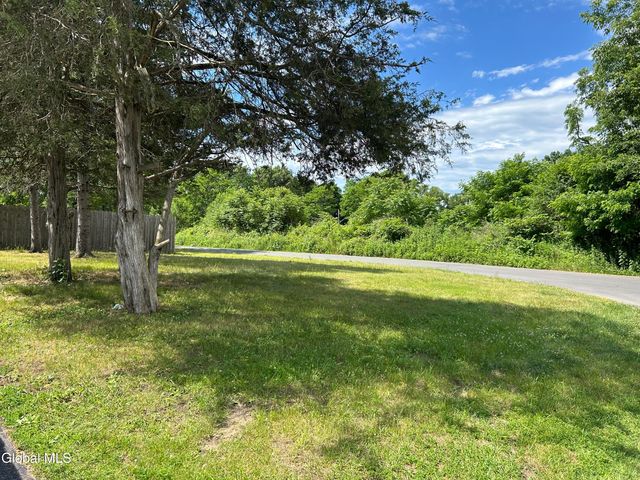 1684 Roma, Schenectady, NY 12306