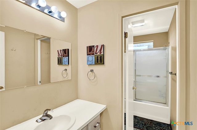 4418 E State Highway 97, Nixon, TX 78140