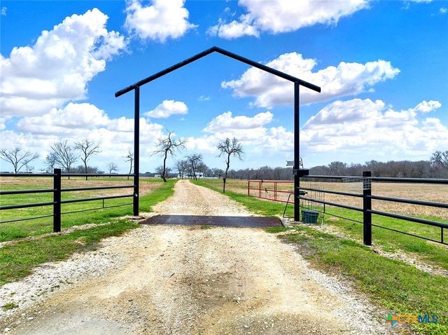 4418 E State Highway 97, Nixon, TX 78140