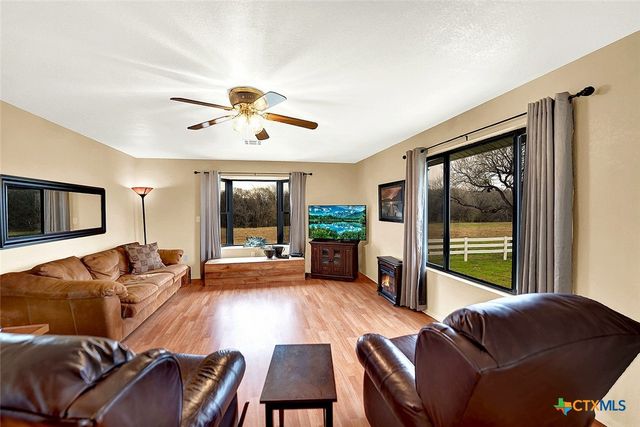 4418 E State Highway 97, Nixon, TX 78140