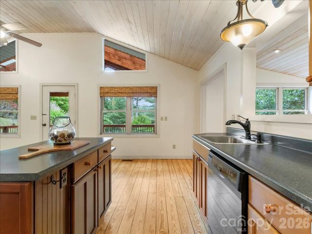 16 Turtle Dove Trail, Burnsville, NC 28714