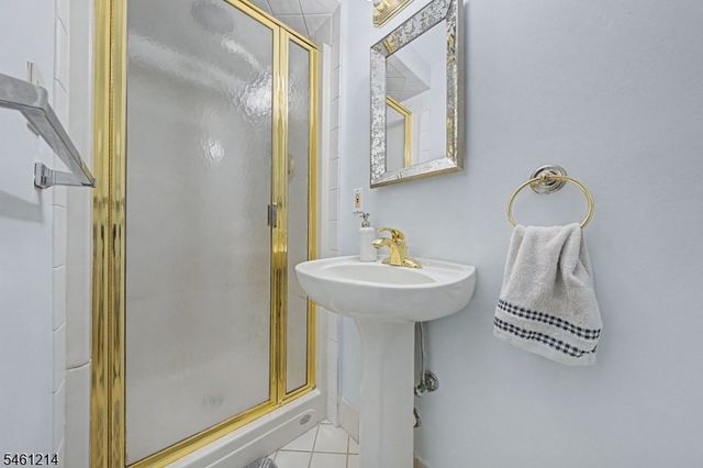 61 Henry St, Elmwood Park Boro, NJ 07407