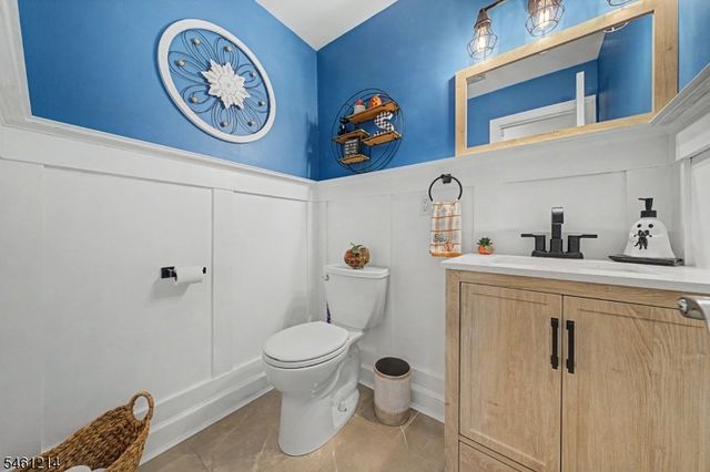 61 Henry St, Elmwood Park Boro, NJ 07407