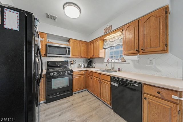 61 Henry St, Elmwood Park Boro, NJ 07407
