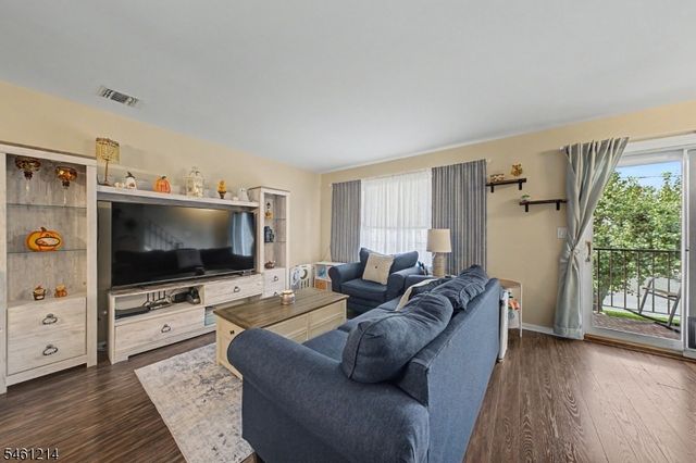 61 Henry St, Elmwood Park Boro, NJ 07407