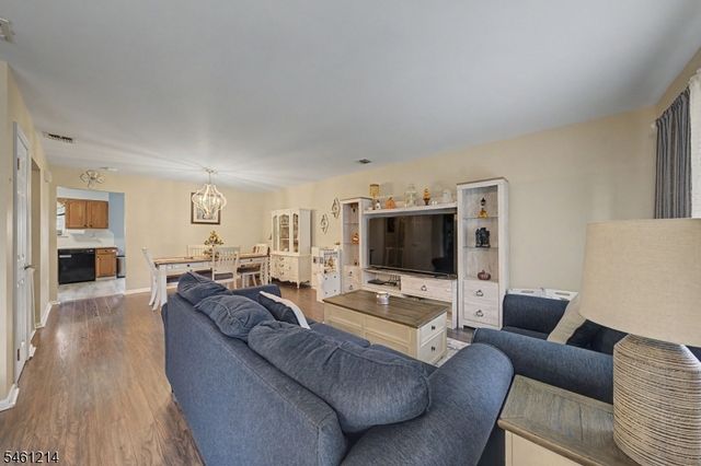 61 Henry St, Elmwood Park Boro, NJ 07407