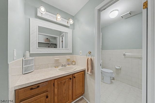 61 Henry St, Elmwood Park Boro, NJ 07407