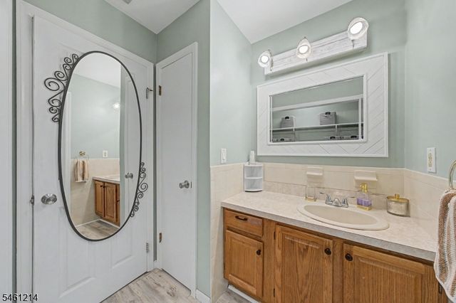 61 Henry St, Elmwood Park Boro, NJ 07407