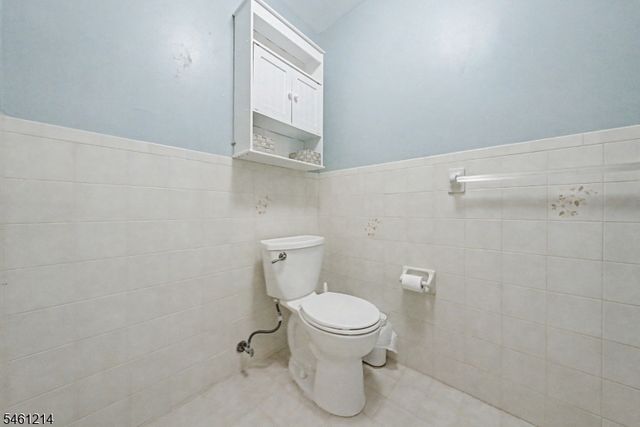 61 Henry St, Elmwood Park Boro, NJ 07407