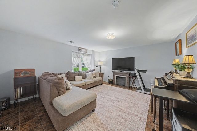 61 Henry St, Elmwood Park Boro, NJ 07407