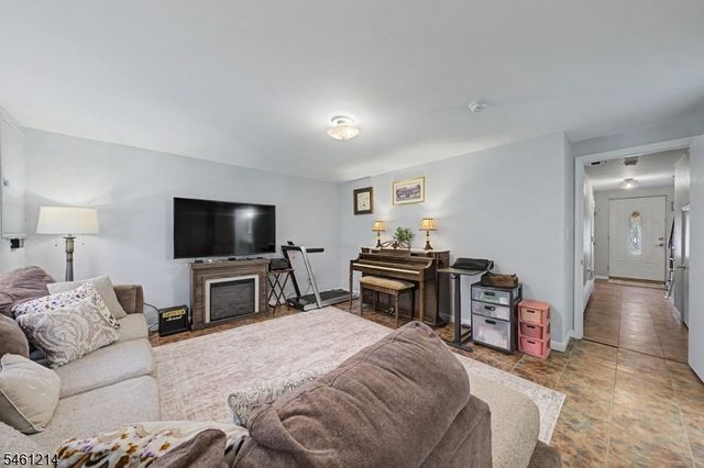 61 Henry St, Elmwood Park Boro, NJ 07407