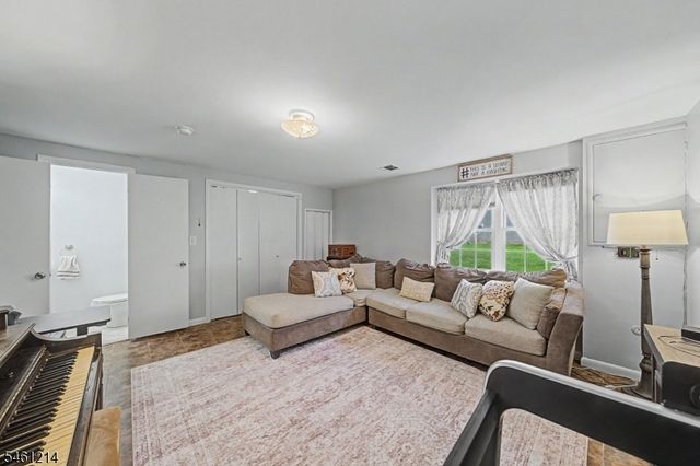 61 Henry St, Elmwood Park Boro, NJ 07407