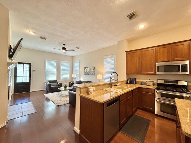 98 W Montfair Boulevard, The Woodlands, TX 77382