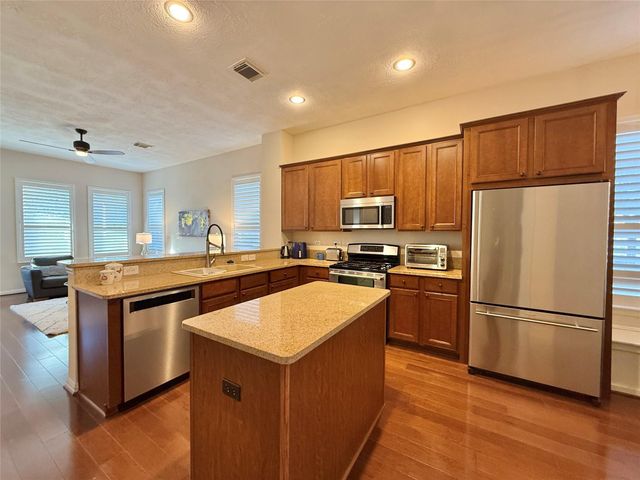 98 W Montfair Boulevard, The Woodlands, TX 77382