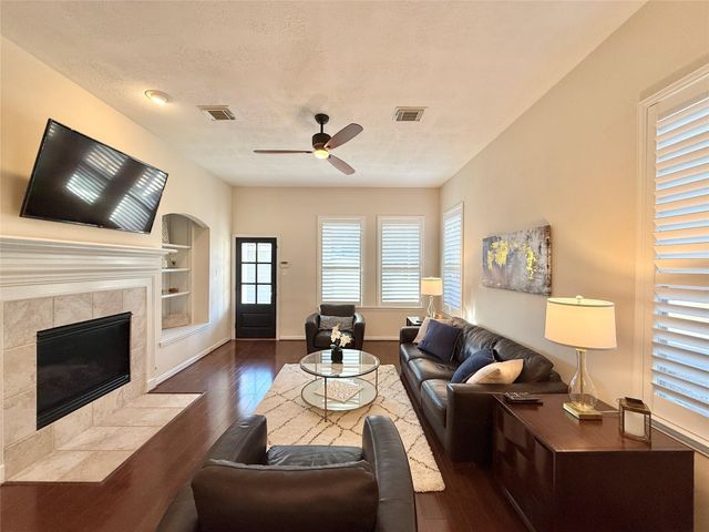 98 W Montfair Boulevard, The Woodlands, TX 77382