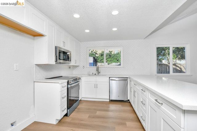 1060 Woodglen Dr, Oakley, CA 94561