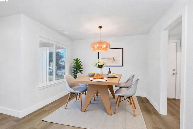 1060 Woodglen Dr, Oakley, CA 94561