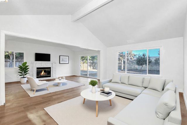 1060 Woodglen Dr, Oakley, CA 94561