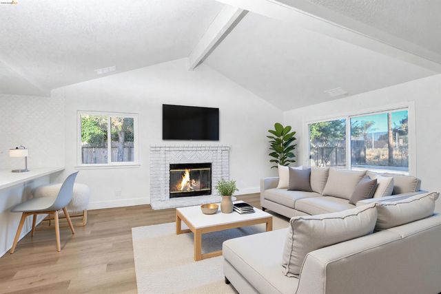 1060 Woodglen Dr, Oakley, CA 94561