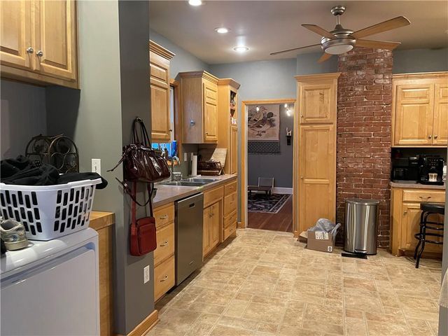 3800 Roanoke Road, Kansas City, MO 64111