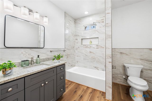 3811 Waterwood Pass Drive, Elmendorf, TX 78112