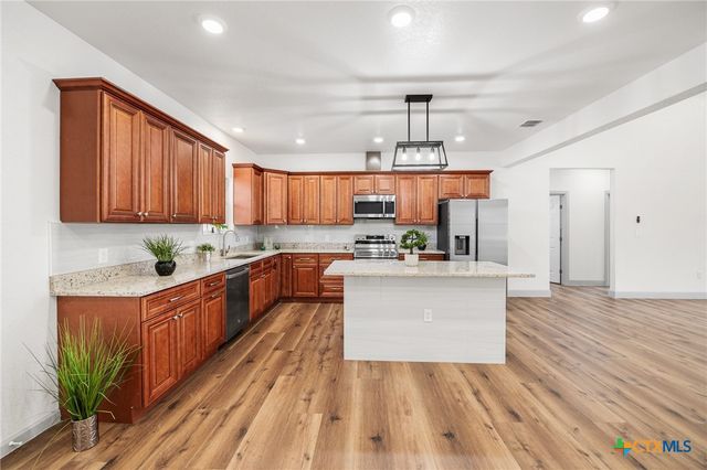 3811 Waterwood Pass Drive, Elmendorf, TX 78112