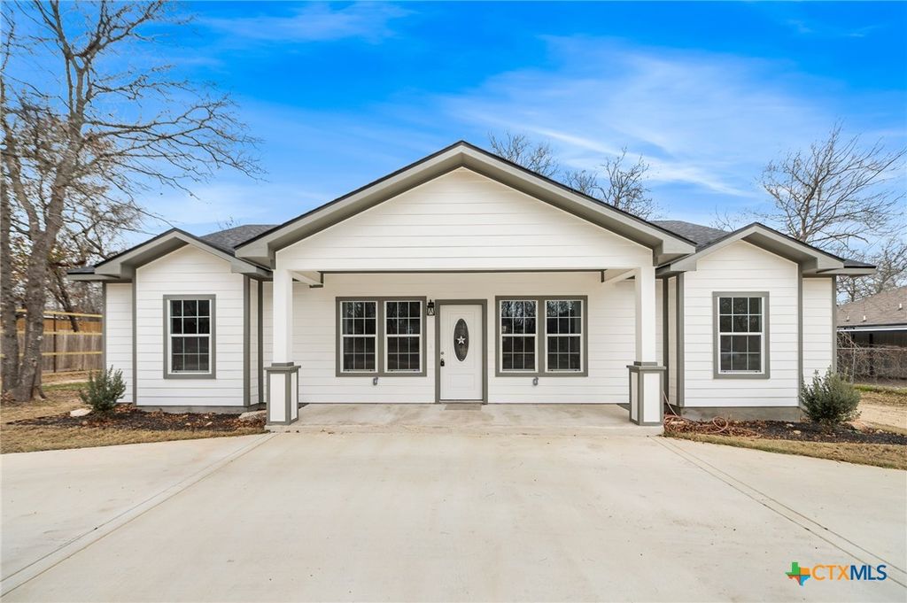 3811 Waterwood Pass Drive, Elmendorf, TX 78112