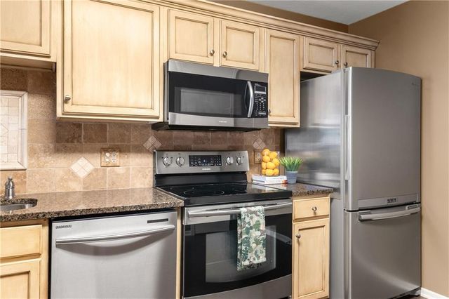 11274 S Pflumm Road, Olathe, KS 66215