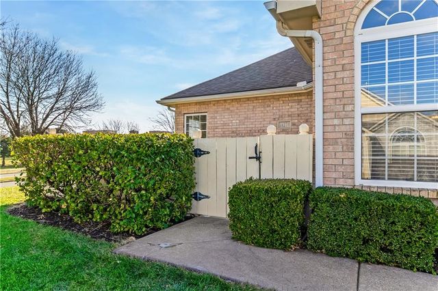 11274 S Pflumm Road, Olathe, KS 66215