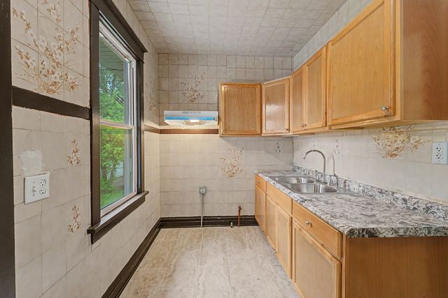 411 N Arlington Heights Road, Arlington Heights, IL 60004