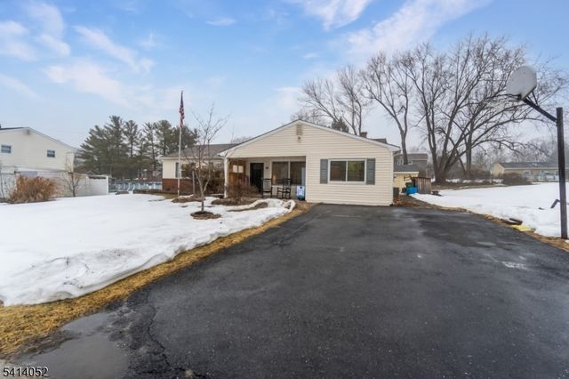 203 Powderhorn Dr, Lopatcong Twp., NJ 08865