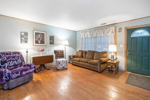 203 Powderhorn Dr, Lopatcong Twp., NJ 08865