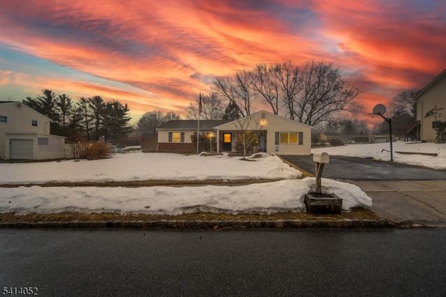 203 Powderhorn Dr, Lopatcong Twp., NJ 08865