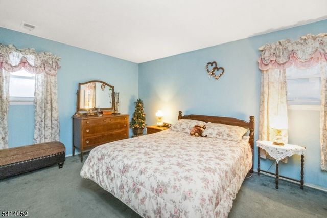 203 Powderhorn Dr, Lopatcong Twp., NJ 08865